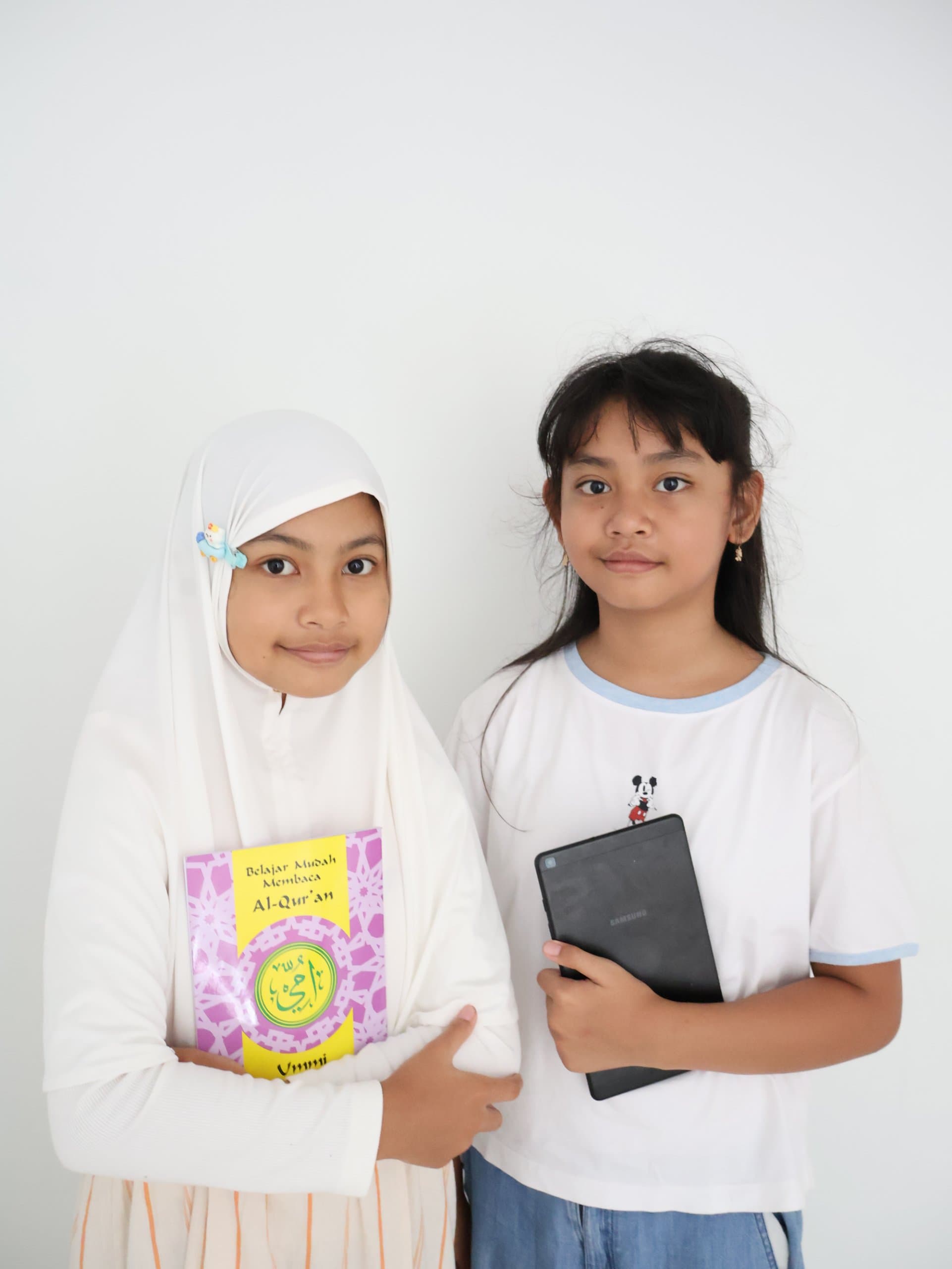 A primary school student in the school uniform