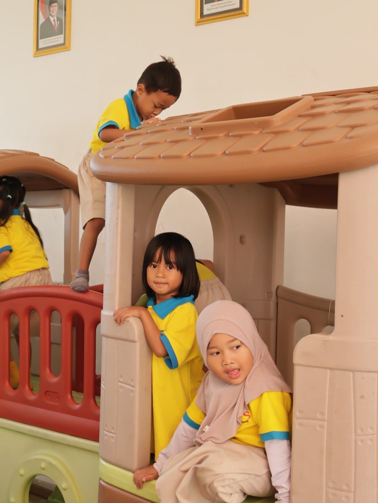 A kindergarten student in the school uniform