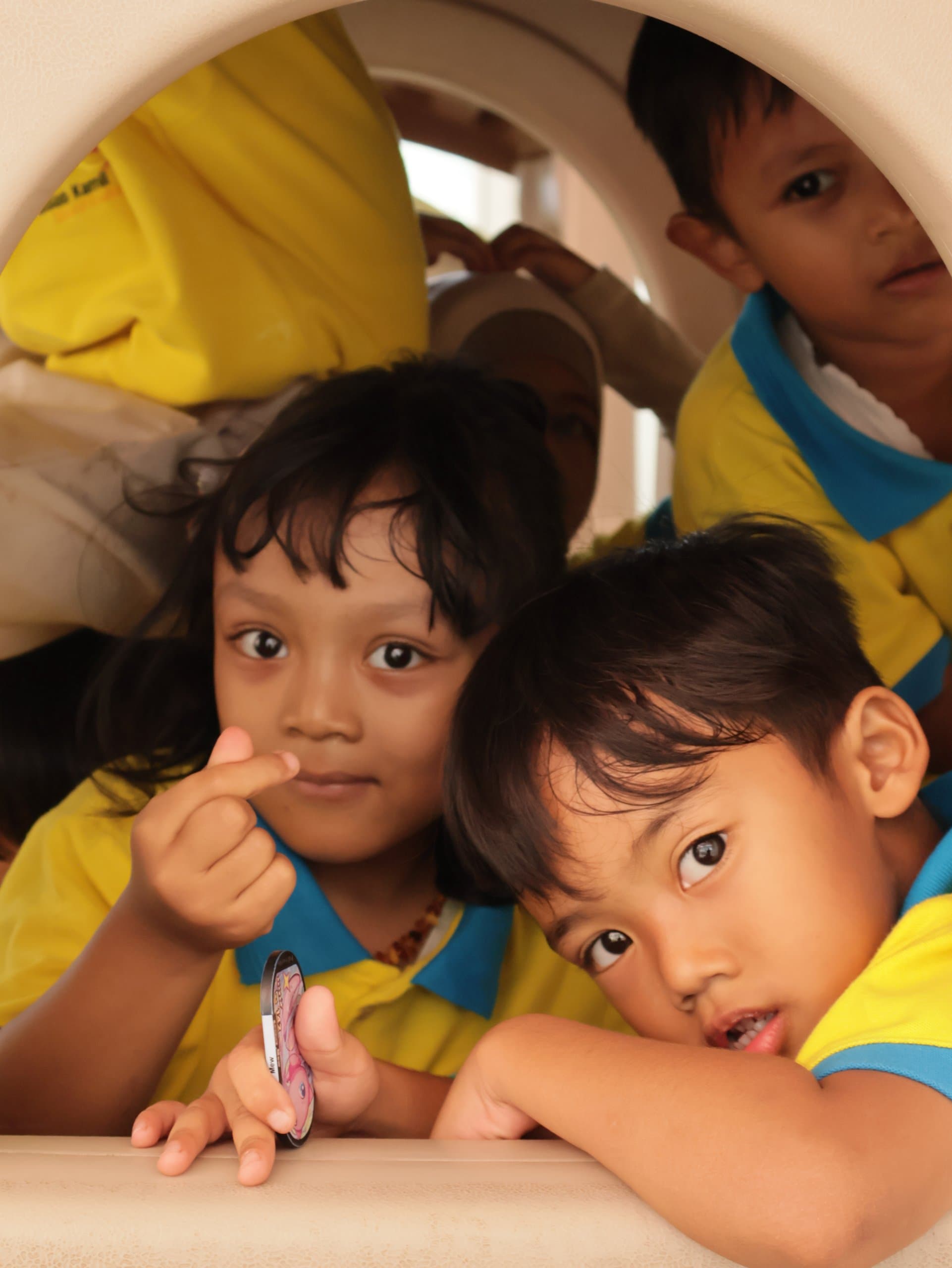 A kindergarten student in the school uniform