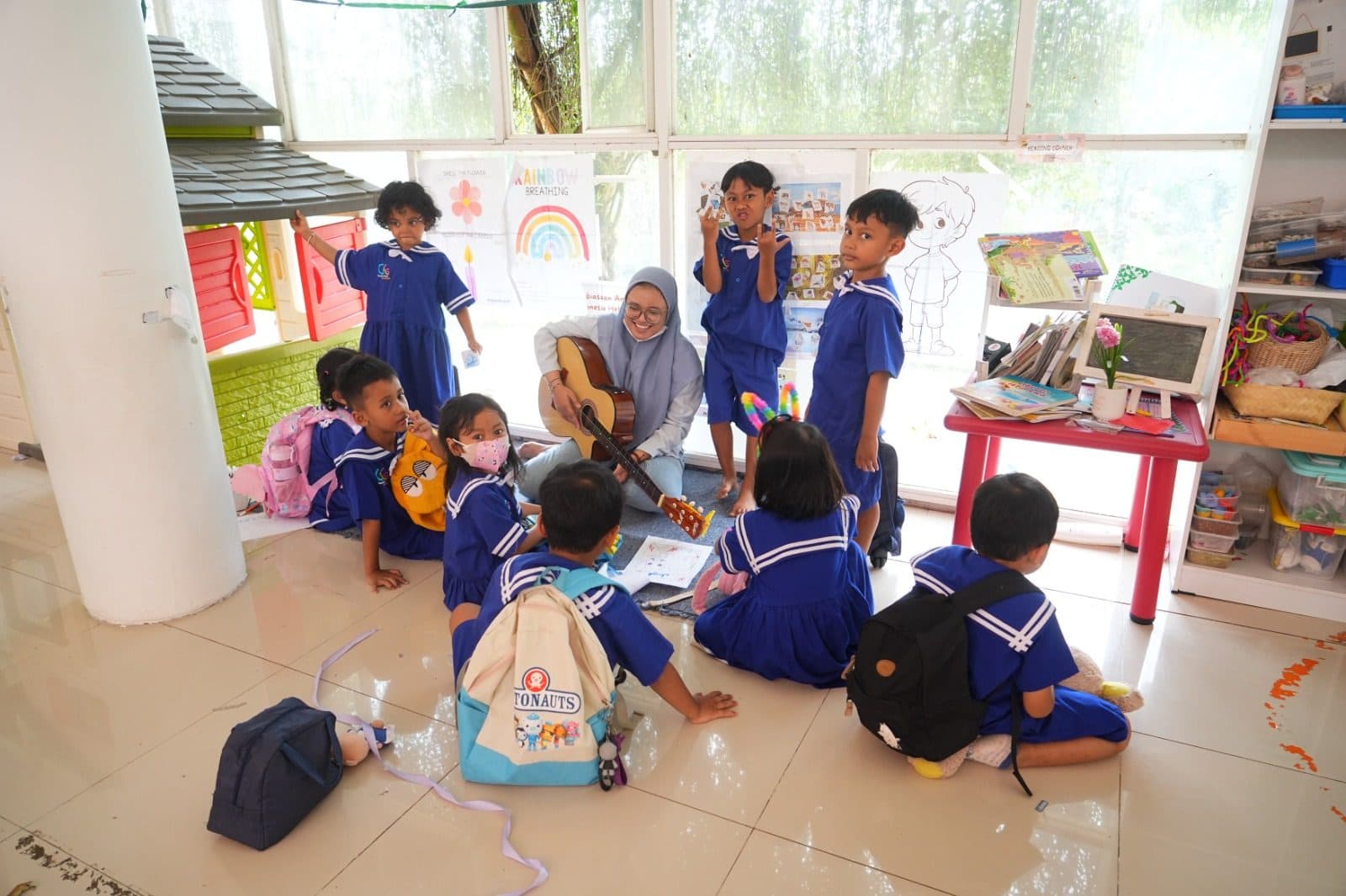 Bermain Gitar dan Bernyanyi Bersama